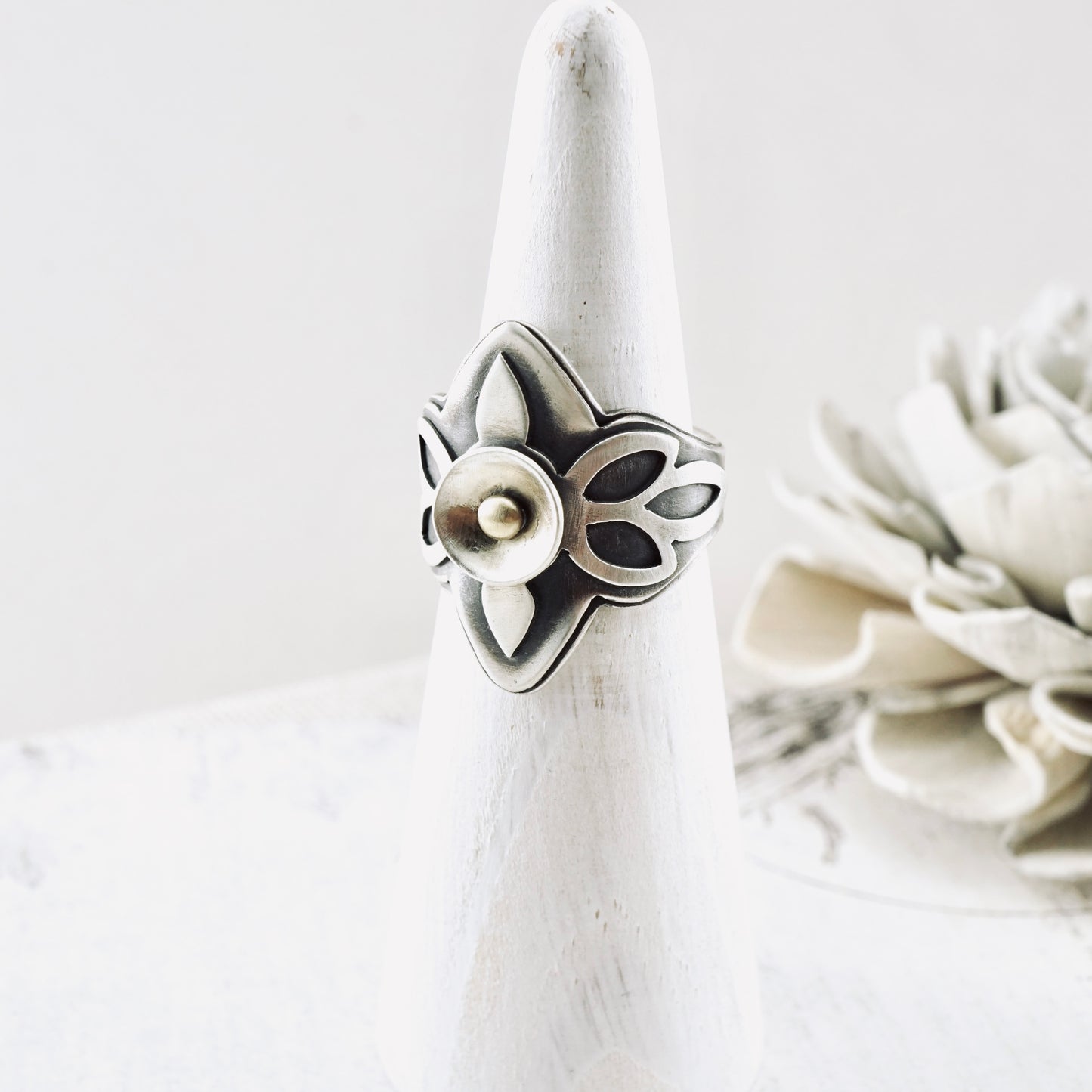 Silver & Gold Pod Saddle Ring (Size: 7.5)