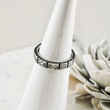 Load image into Gallery viewer, LS – Lines and Dots Silver Band (SS) (Size: 8)