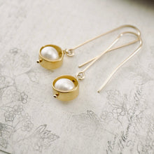 Load image into Gallery viewer, TN Natural White Round Pearl Earrings (Gold-filled)