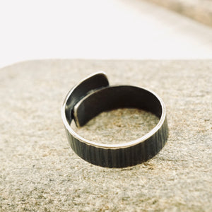 Carpe Diem - Overlapping Unisex Ring (Ridged texture - SS/Gold)